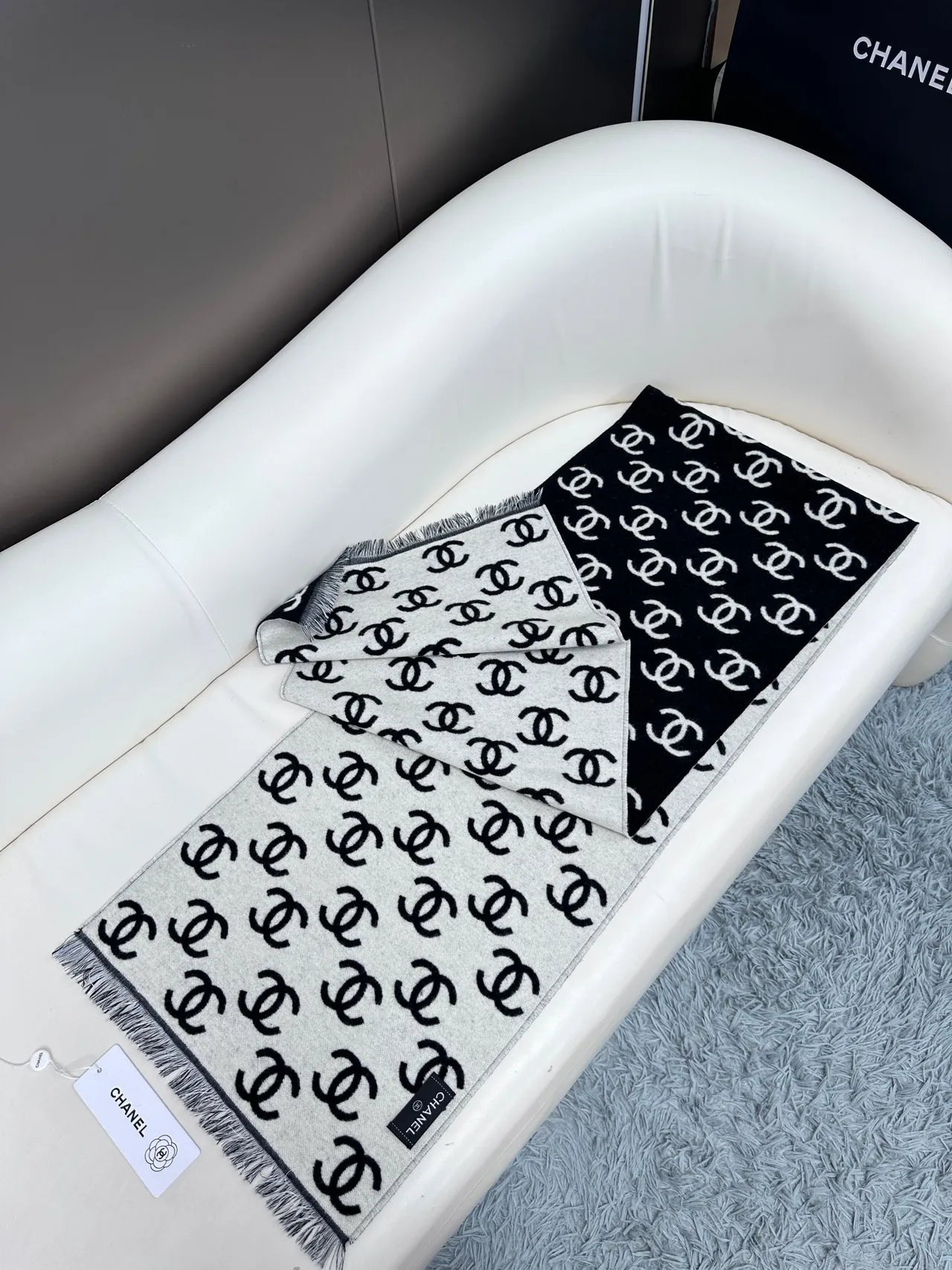 Chanel Écharpe en Cachemire à Imprimé Monogram avec Franges 9