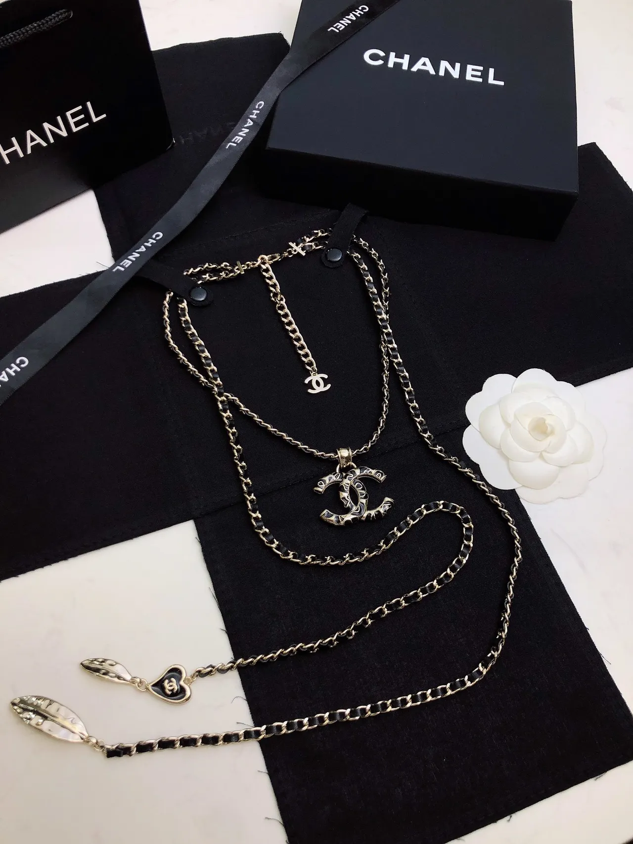 Chanel মাল্টি-চেইন CC নেকলেস সোনালি কালো লেয়ার্ড চেইন ধাতব নেকলেস 8