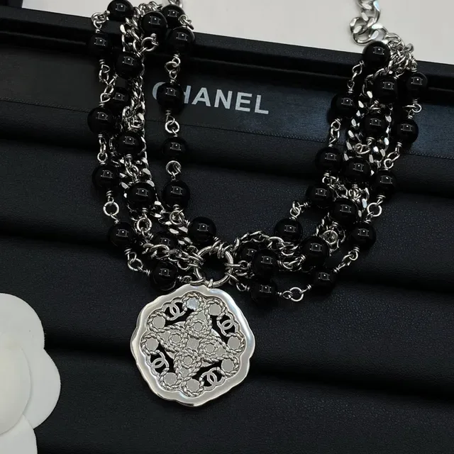 Chanel Collier Chaîne Multi-brins et Médaillon de Perles 2