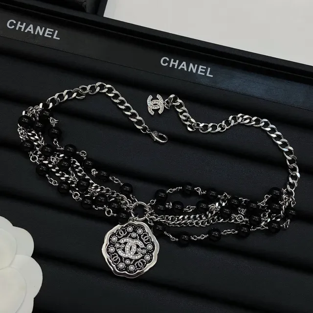 Chanel Collier Chaîne Multi-brins et Médaillon de Perles 3