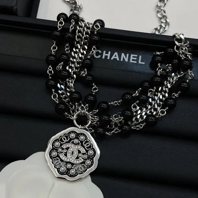 Chanel Collier Chaîne Multi-brins et Médaillon de Perles 4