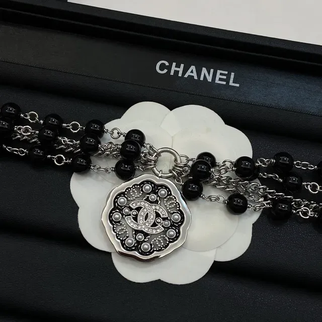 Chanel Collier Chaîne Multi-brins et Médaillon de Perles 5