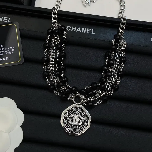 Chanel Collier Chaîne Multi-brins et Médaillon de Perles 6