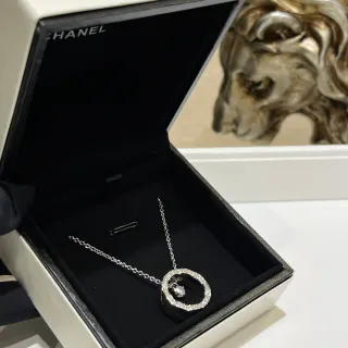 Chanel Pavé قلادة مدورة معلقة