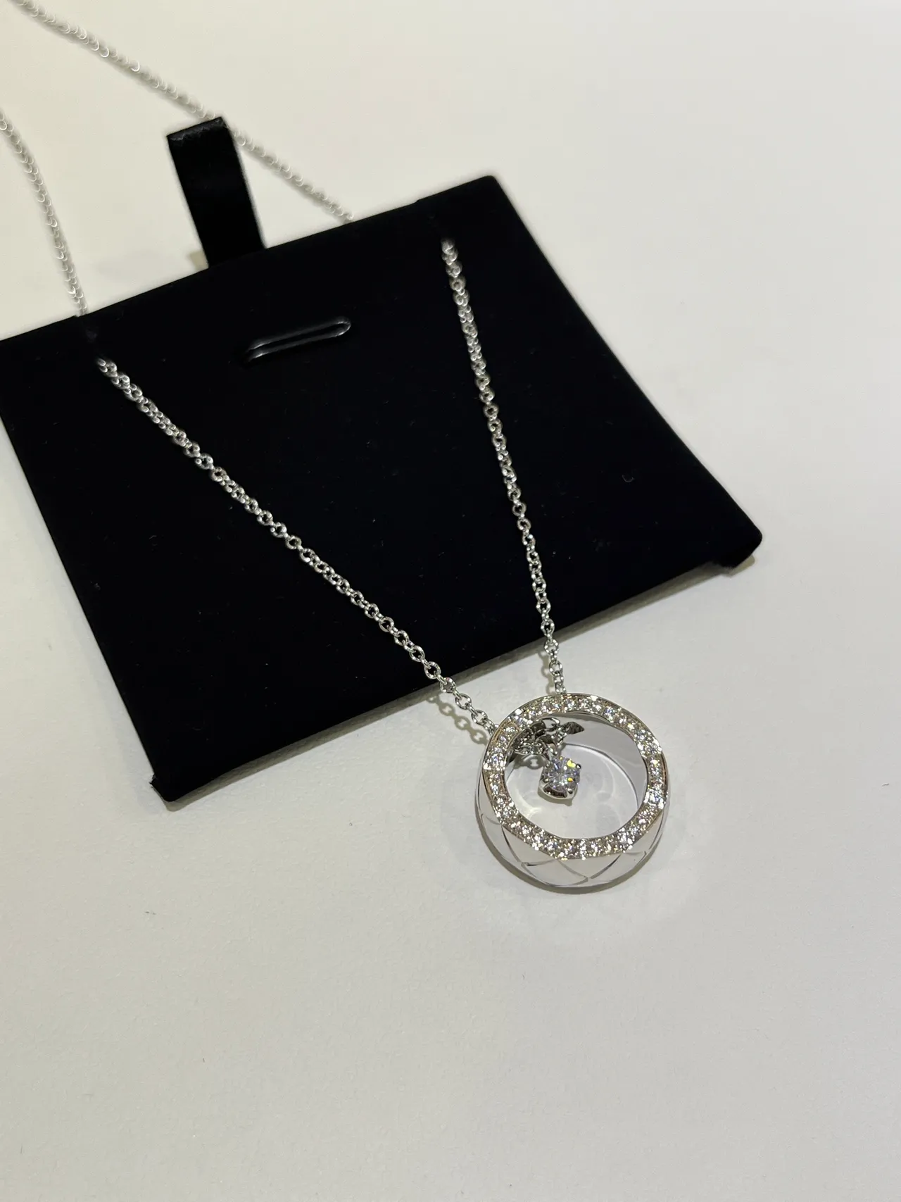 Chanel Pavé সার্কুলার পেন্ডেন্ট নেকলেস 5
