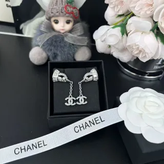 Chanel Pavé Crystal CC أقراط معلقة