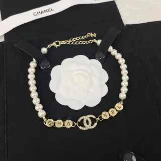चैनल मोती और क्रिस्टल CC Letter Charm नेकलेस