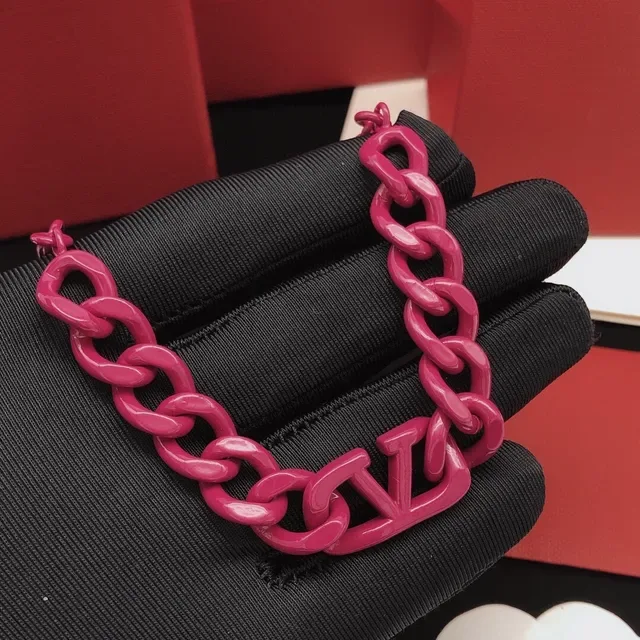 Collar Chanel Cadena de Resina Rosa Gruesa con Logo Integrado y Colgante 2