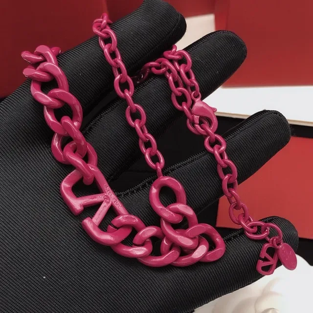 Collar Chanel Cadena de Resina Rosa Gruesa con Logo Integrado y Colgante 3