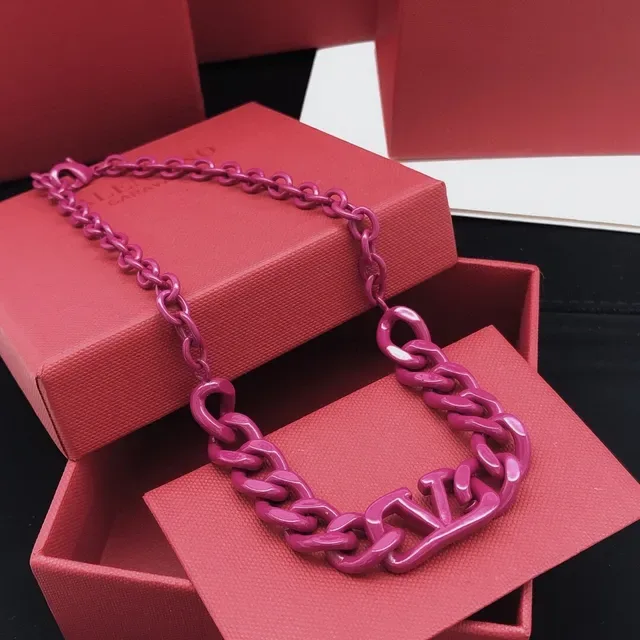 Collar Chanel Cadena de Resina Rosa Gruesa con Logo Integrado y Colgante 4