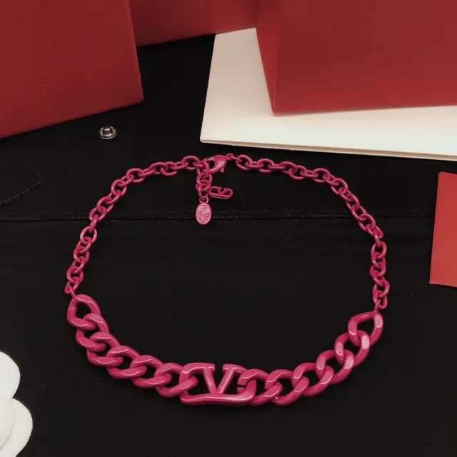 Collar Chanel Cadena de Resina Rosa Gruesa con Logo Integrado y Colgante 5
