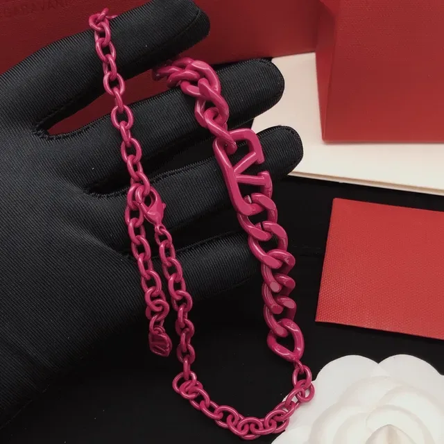 Collar Chanel Cadena de Resina Rosa Gruesa con Logo Integrado y Colgante 6