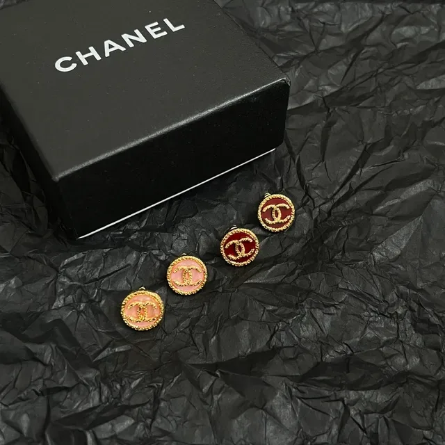 Chanel أقراط دائرية دبوس مينا أحمر وذهبي 5