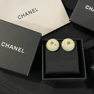 Chanel Pendientes de Stud Redondos de Resina con Motas