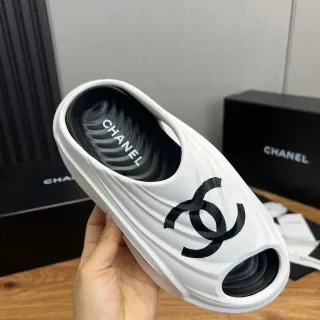 Chanel نعال مطاطة أبيض أسود مطبق متشابك CC Logo نعال