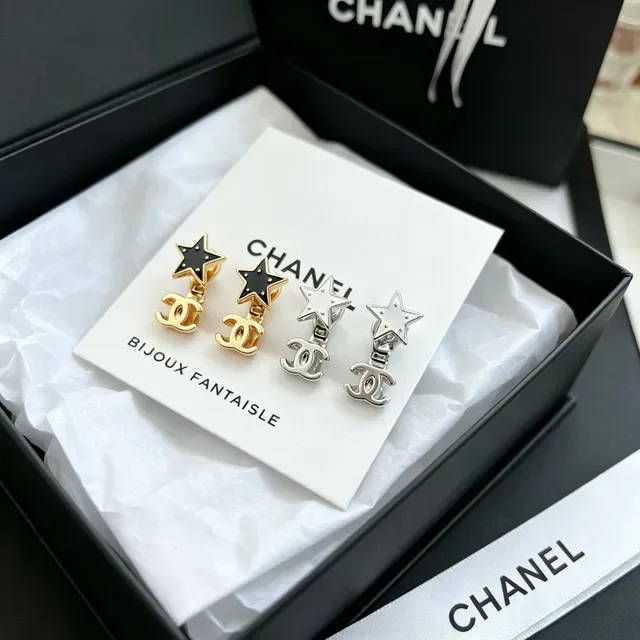 Chanel Étoile et Logo CC Émaillé Noir Doré Boucles d'oreilles 3