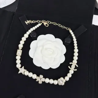 Chanel عقد ذهب أبيض لؤلؤات نقش كاميليا