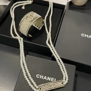 Chanel أبيض فضي ثنائي السلاسل لؤلؤ لوحة شعار CC