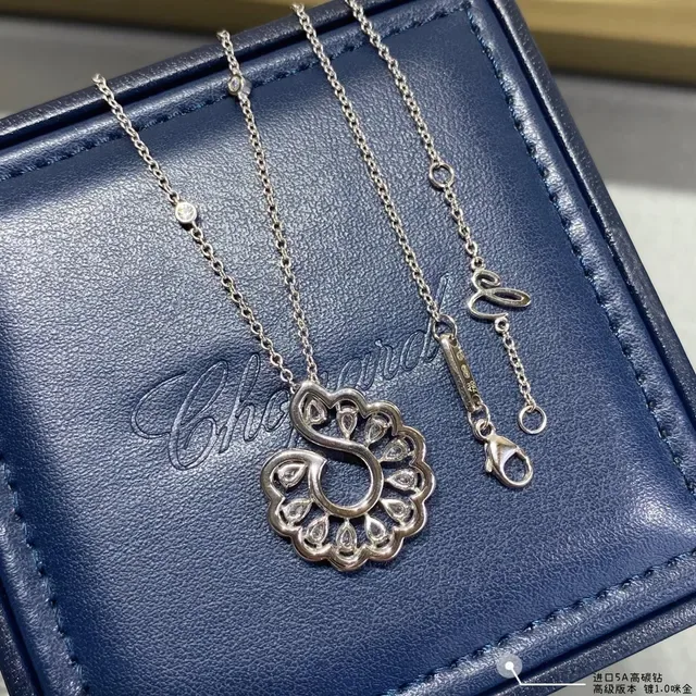 Chopard Collier pendentif de diamants pavé à motif floral 2