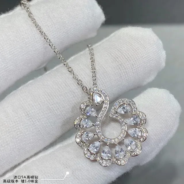 Chopard Collier pendentif de diamants pavé à motif floral 3