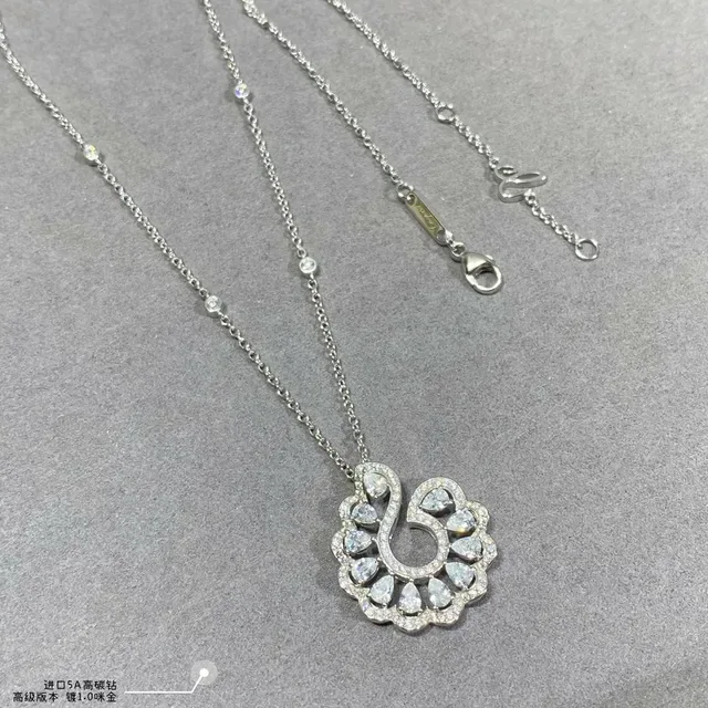 Chopard Collier pendentif de diamants pavé à motif floral 4