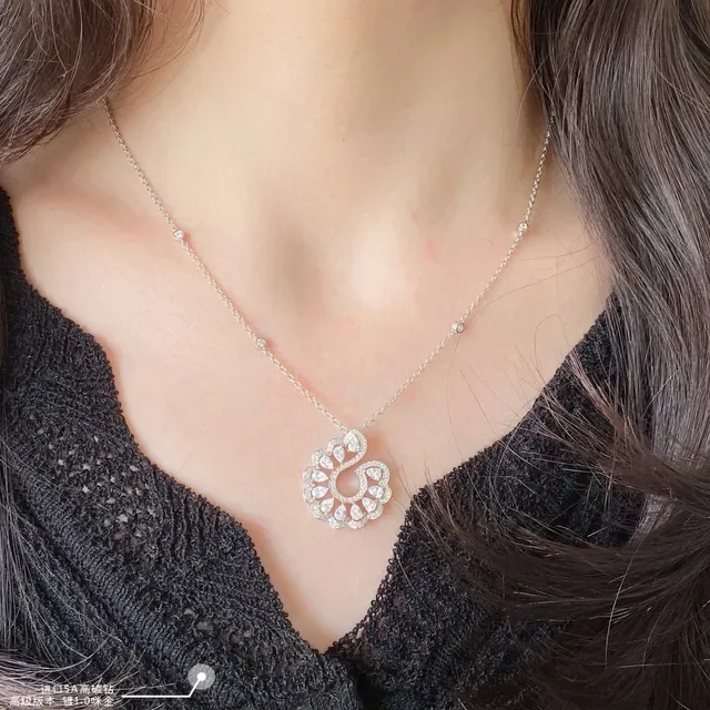 Chopard Collier pendentif de diamants pavé à motif floral 7