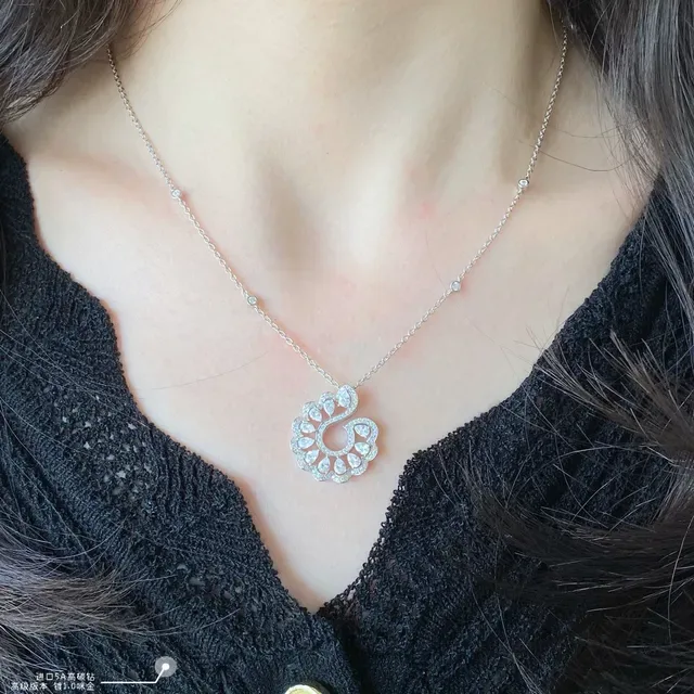 Chopard Collier pendentif de diamants pavé à motif floral 8