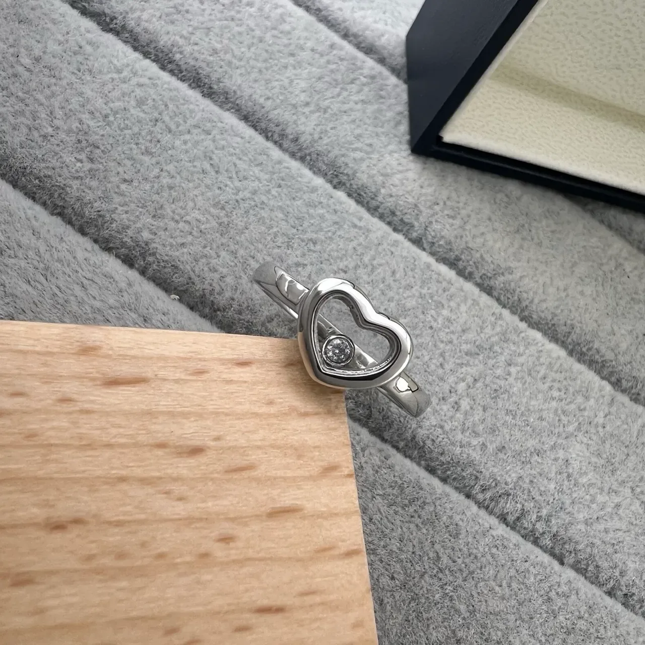 Chopard Corazones Felices Anillo Motivo de Corazón Abierto Diamante Flotante en Oro y Plata 3