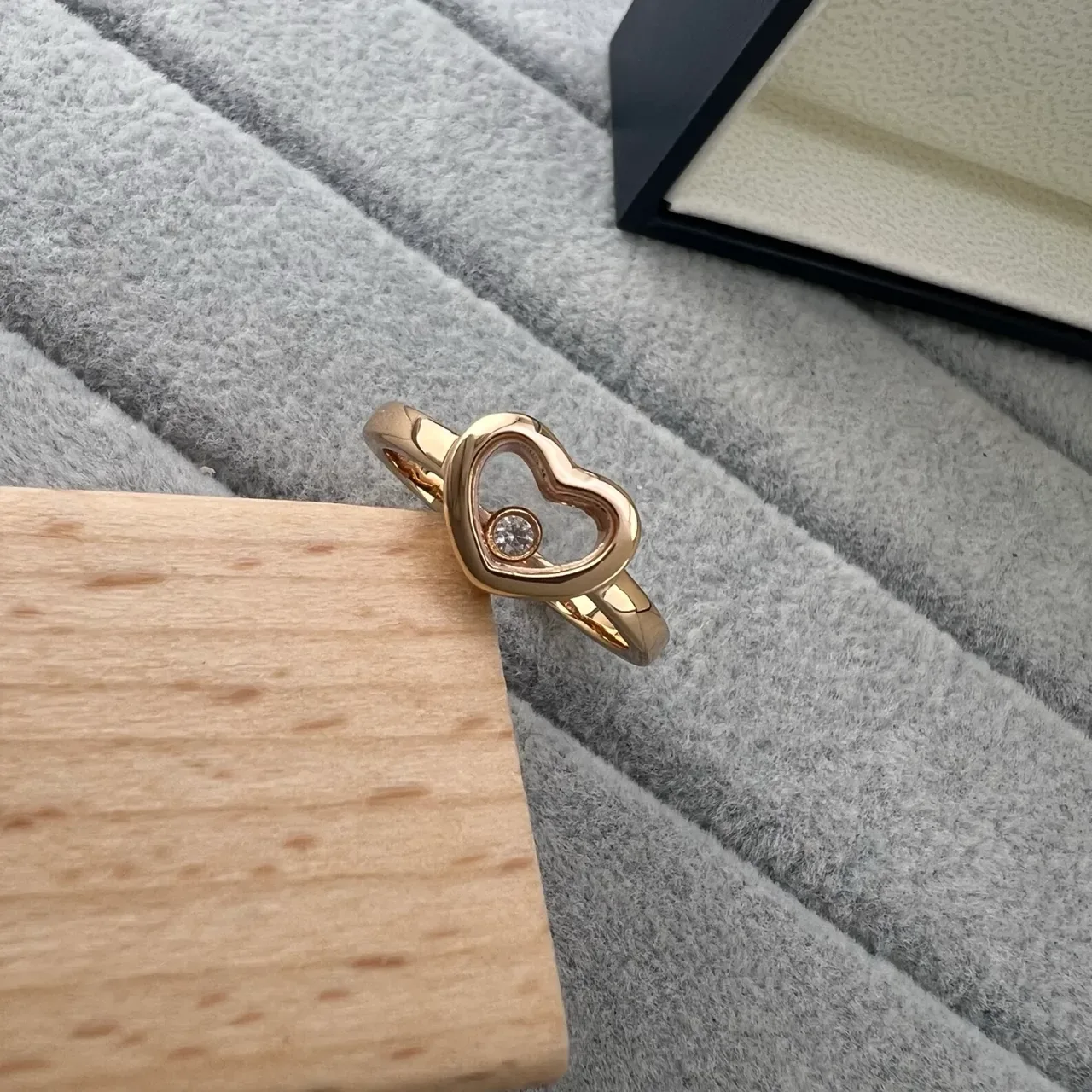Chopard Corazones Felices Anillo Motivo de Corazón Abierto Diamante Flotante en Oro y Plata 4