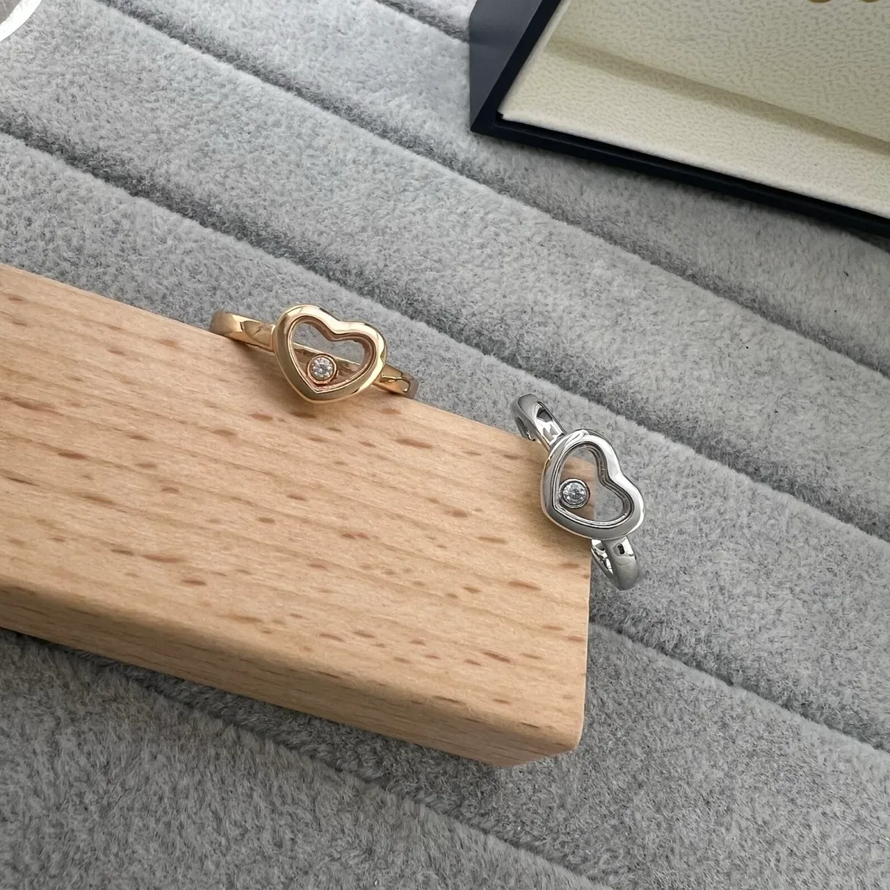 Chopard Corazones Felices Anillo Motivo de Corazón Abierto Diamante Flotante en Oro y Plata 5