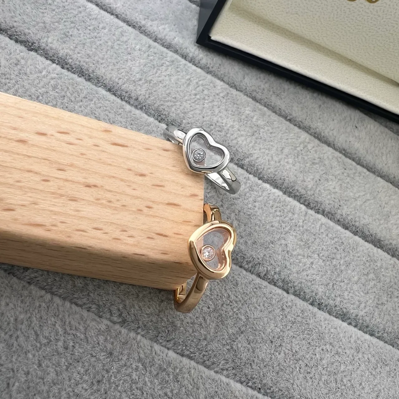 Chopard Corazones Felices Anillo Motivo de Corazón Abierto Diamante Flotante en Oro y Plata 6
