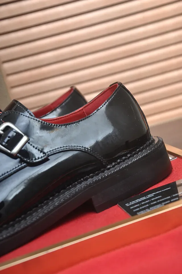 Christian Louboutin काले लाल चमकदार पेटेंट चमड़े की एक पट्टी मोनक जूते 2