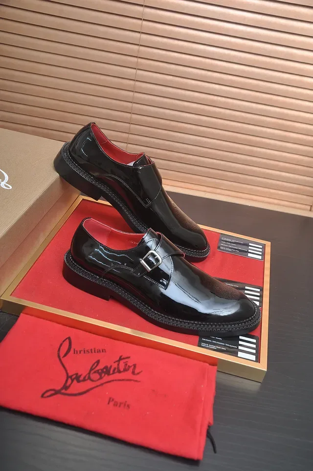 Christian Louboutin काले लाल चमकदार पेटेंट चमड़े की एक पट्टी मोनक जूते 4