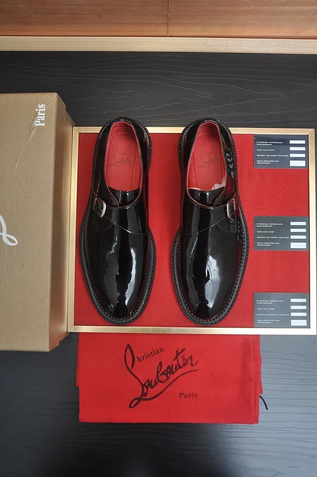 Christian Louboutin काले लाल चमकदार पेटेंट चमड़े की एक पट्टी मोनक जूते 5