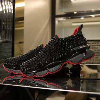 Christian Louboutin Sneakers chunky noires et rouges avec upper en maille studded et construction slip-on