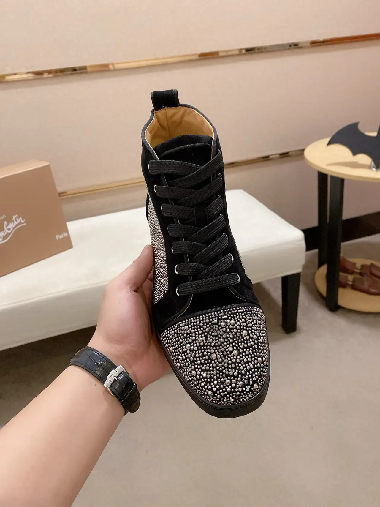 Christian Louboutin حذاء أسود فضي مدبب بمسامير جلد سويدي نمط حياة 2