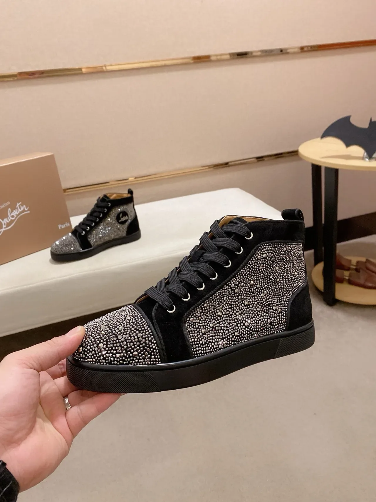 Christian Louboutin حذاء أسود فضي مدبب بمسامير جلد سويدي نمط حياة 3