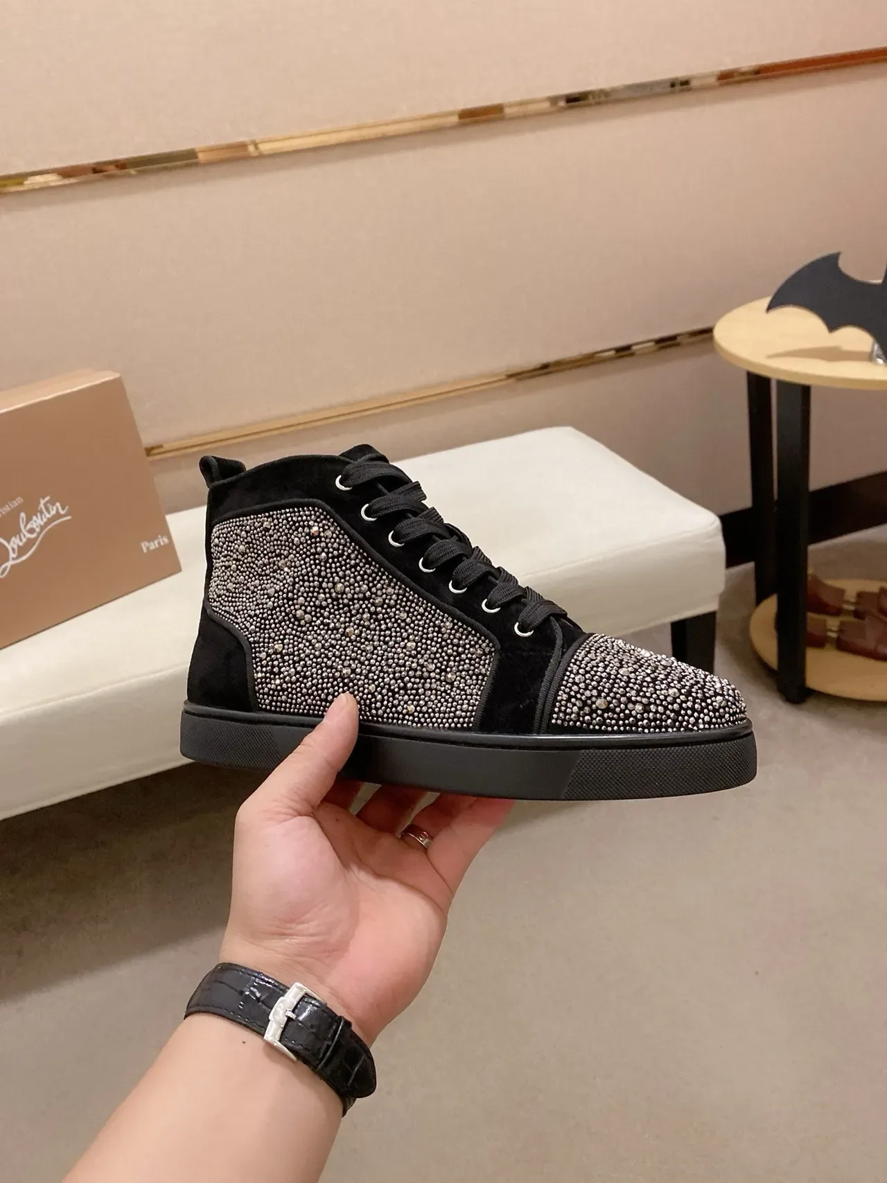 Christian Louboutin حذاء أسود فضي مدبب بمسامير جلد سويدي نمط حياة 4