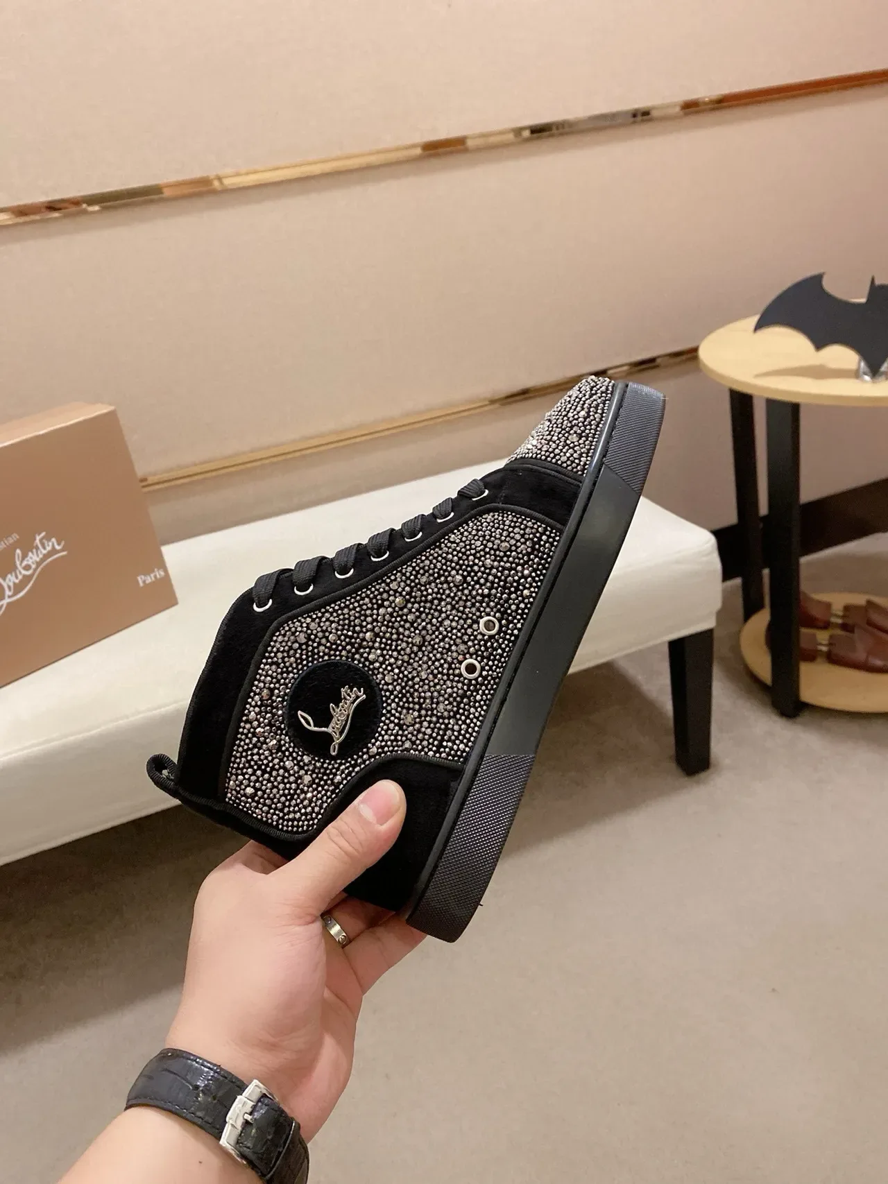 Christian Louboutin حذاء أسود فضي مدبب بمسامير جلد سويدي نمط حياة 5