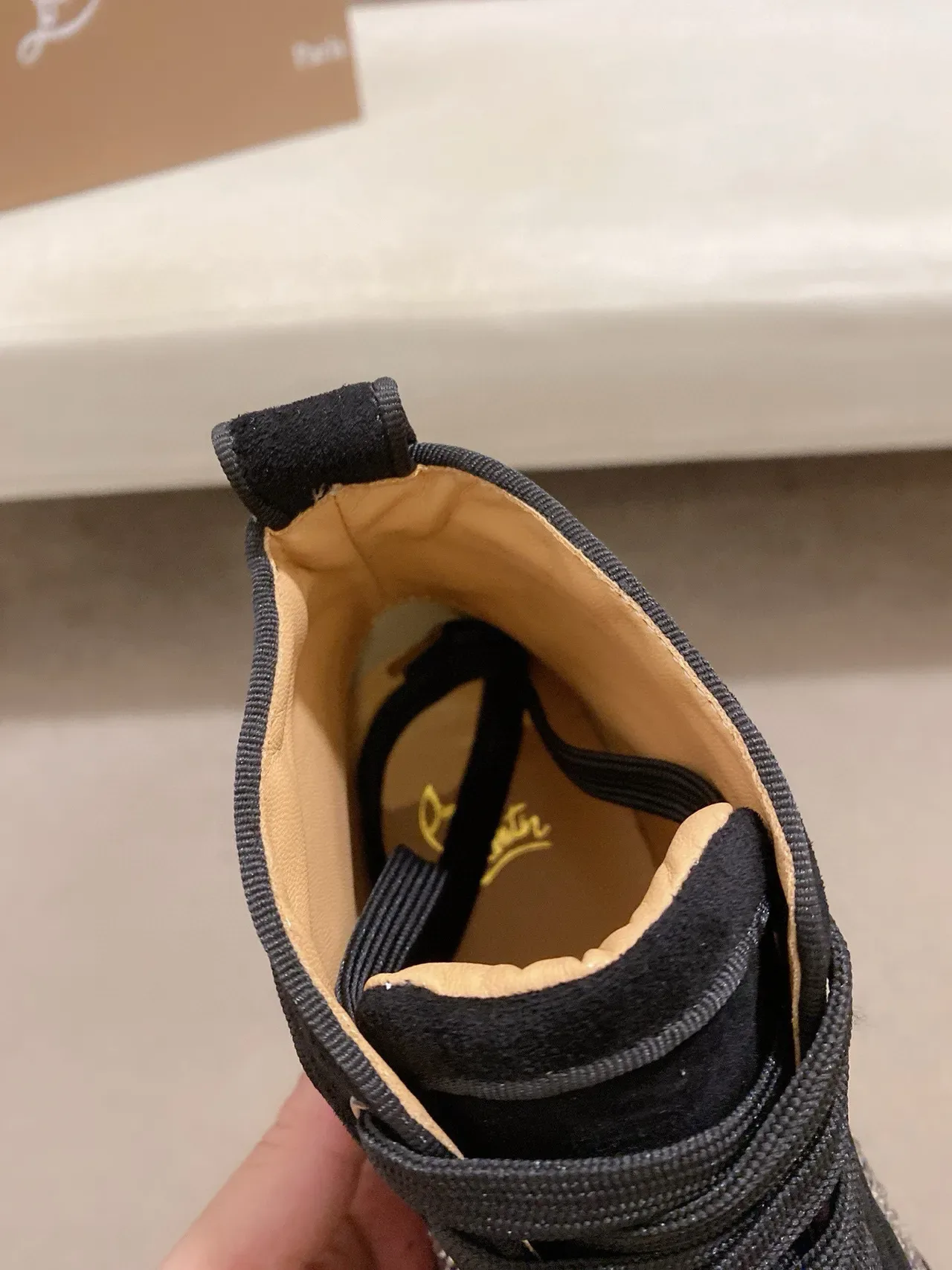 Christian Louboutin حذاء أسود فضي مدبب بمسامير جلد سويدي نمط حياة 6