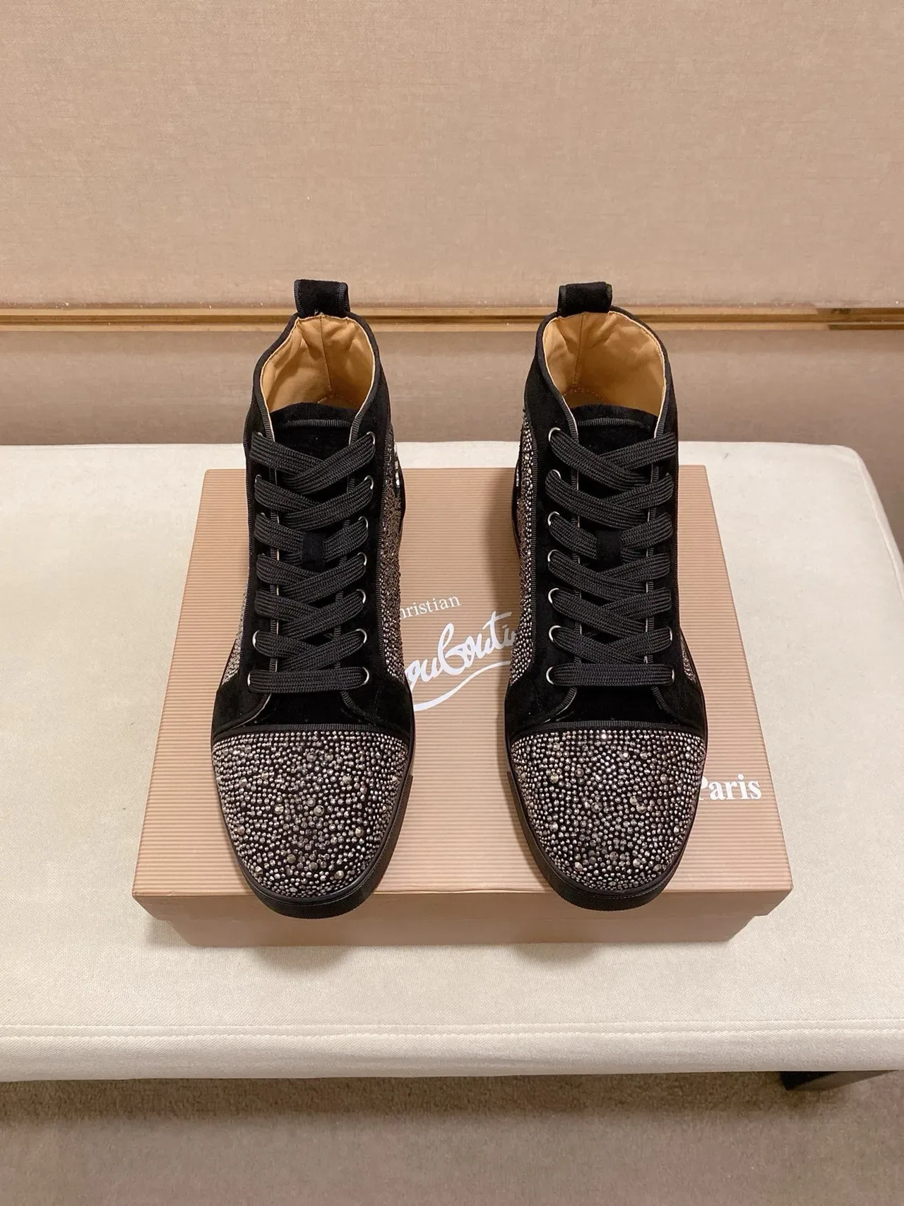 Christian Louboutin حذاء أسود فضي مدبب بمسامير جلد سويدي نمط حياة 7