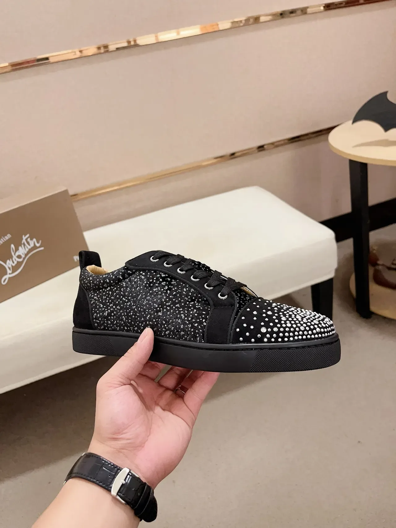 Christian Louboutin Baskets Basses en Daim Noir avec Cristaux Embellished 4