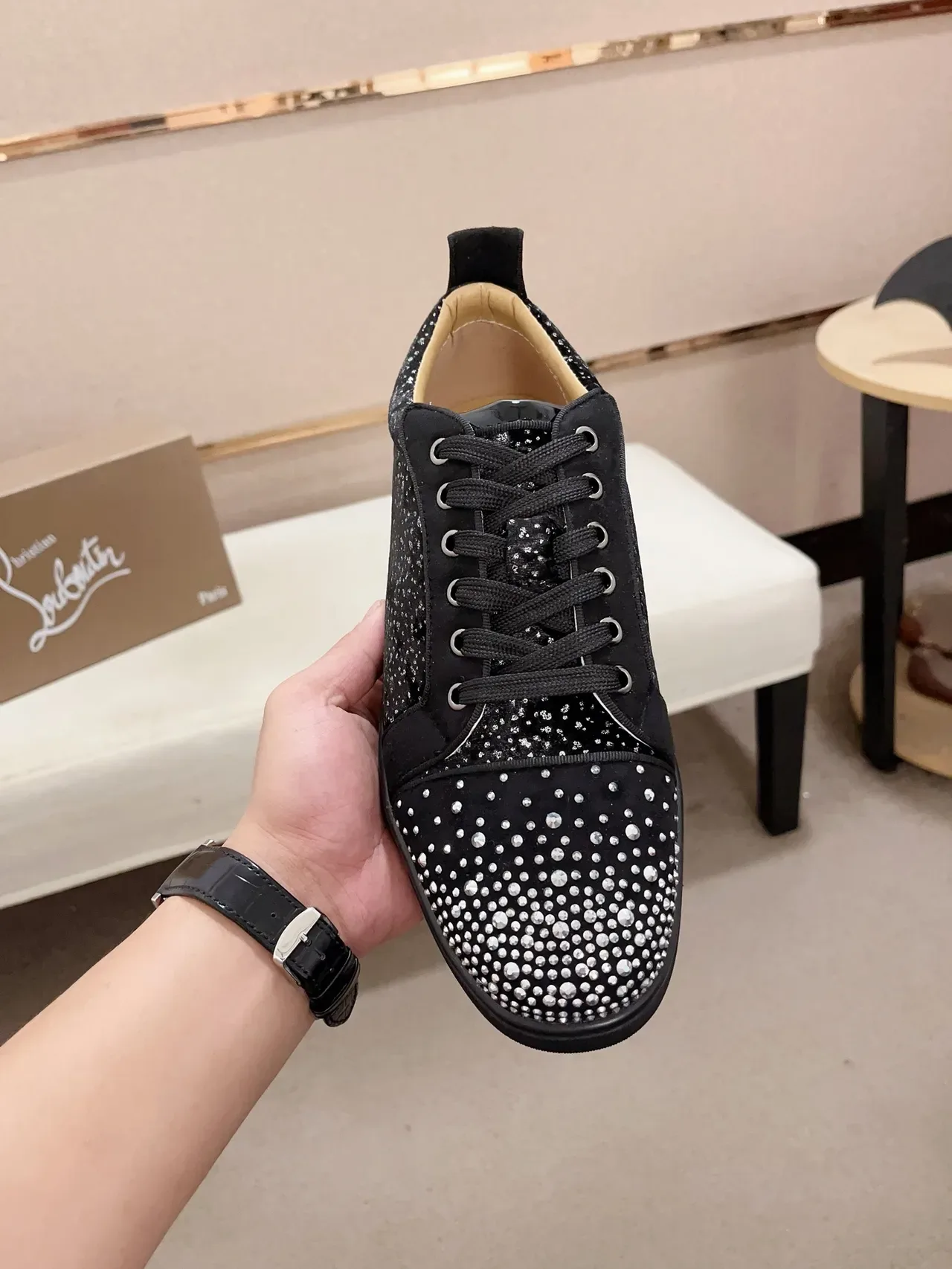 Christian Louboutin Baskets Basses en Daim Noir avec Cristaux Embellished 5