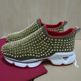 Christian Louboutin Sneakers chunky dorées et rouges avec clous et paillettes