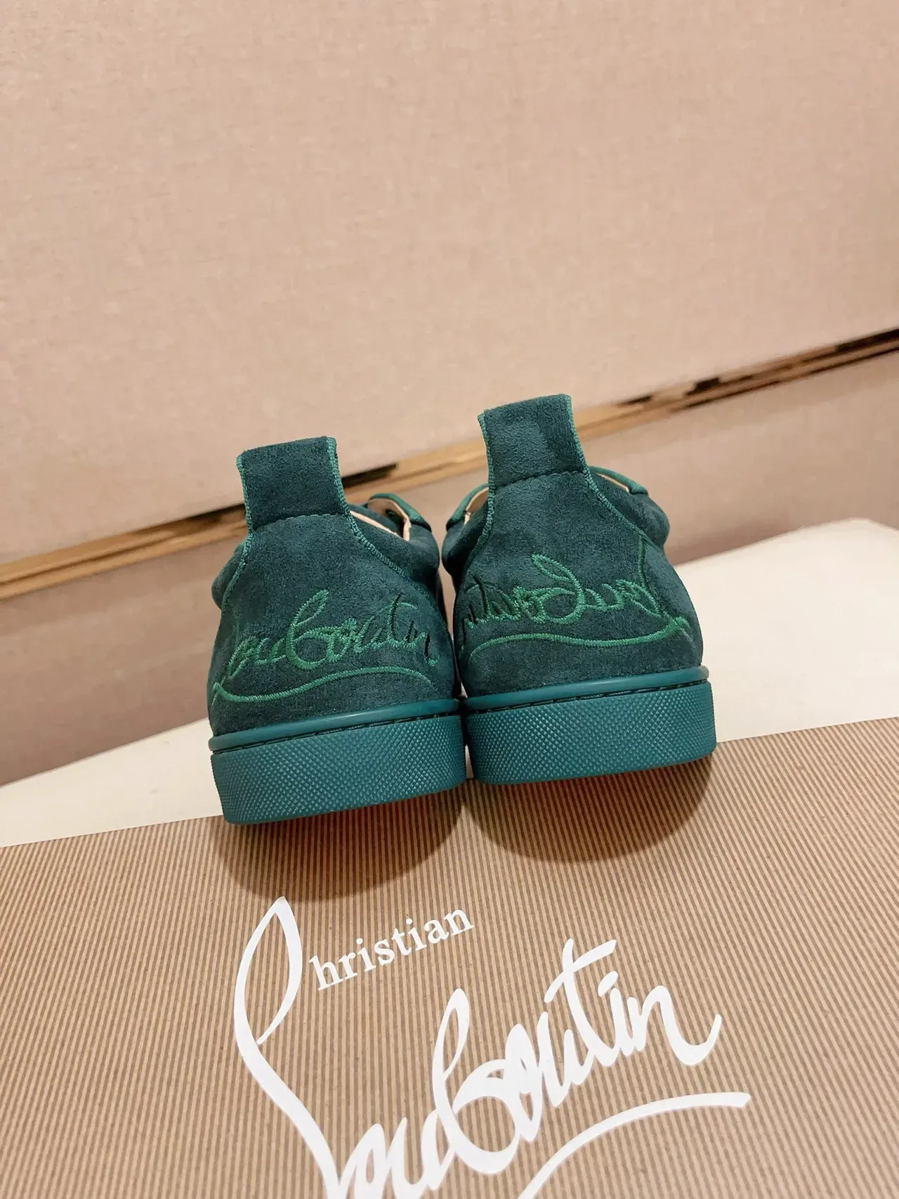 Christian Louboutin 绿色麂皮低帮生活休闲鞋 7