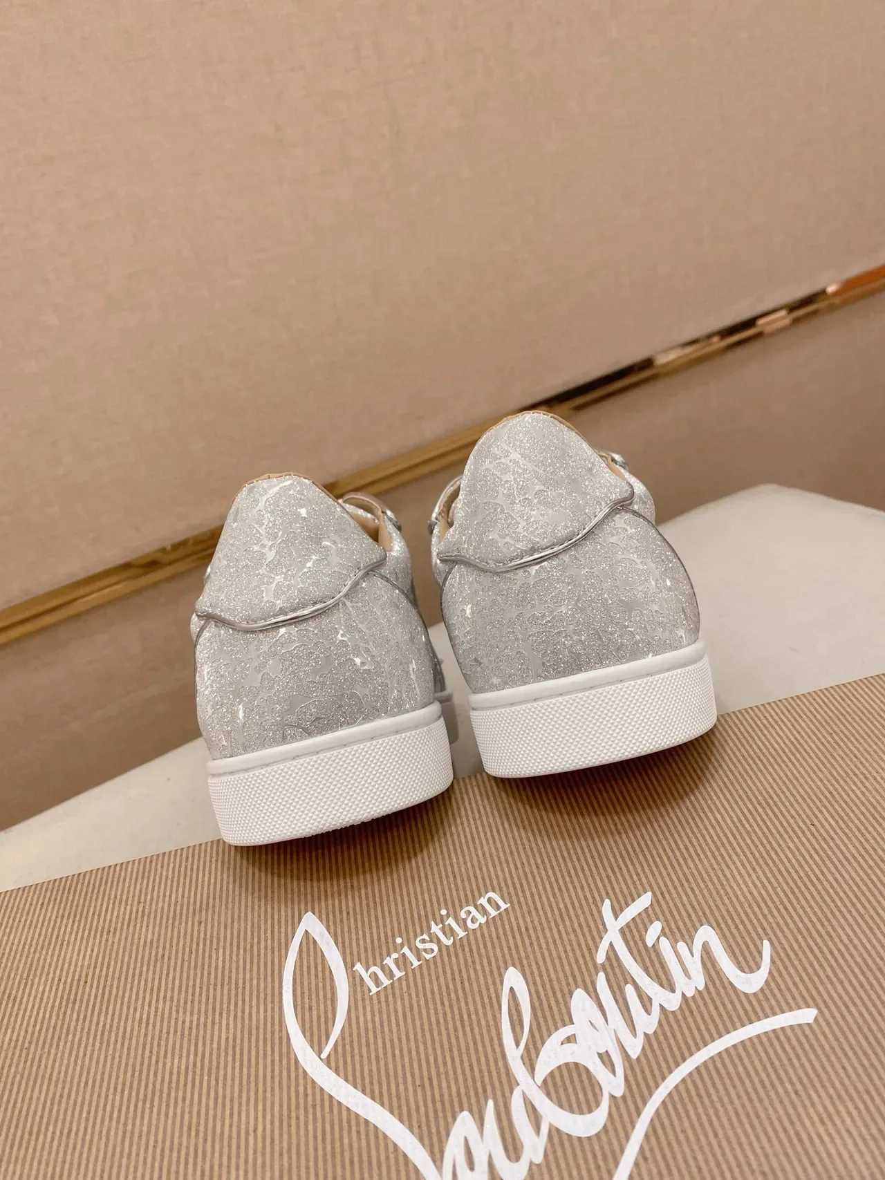 Christian Louboutin فضي أبيض لامع الجزء العلوي مسامير رأس الأصابع حذاء أسلوب حياة 2