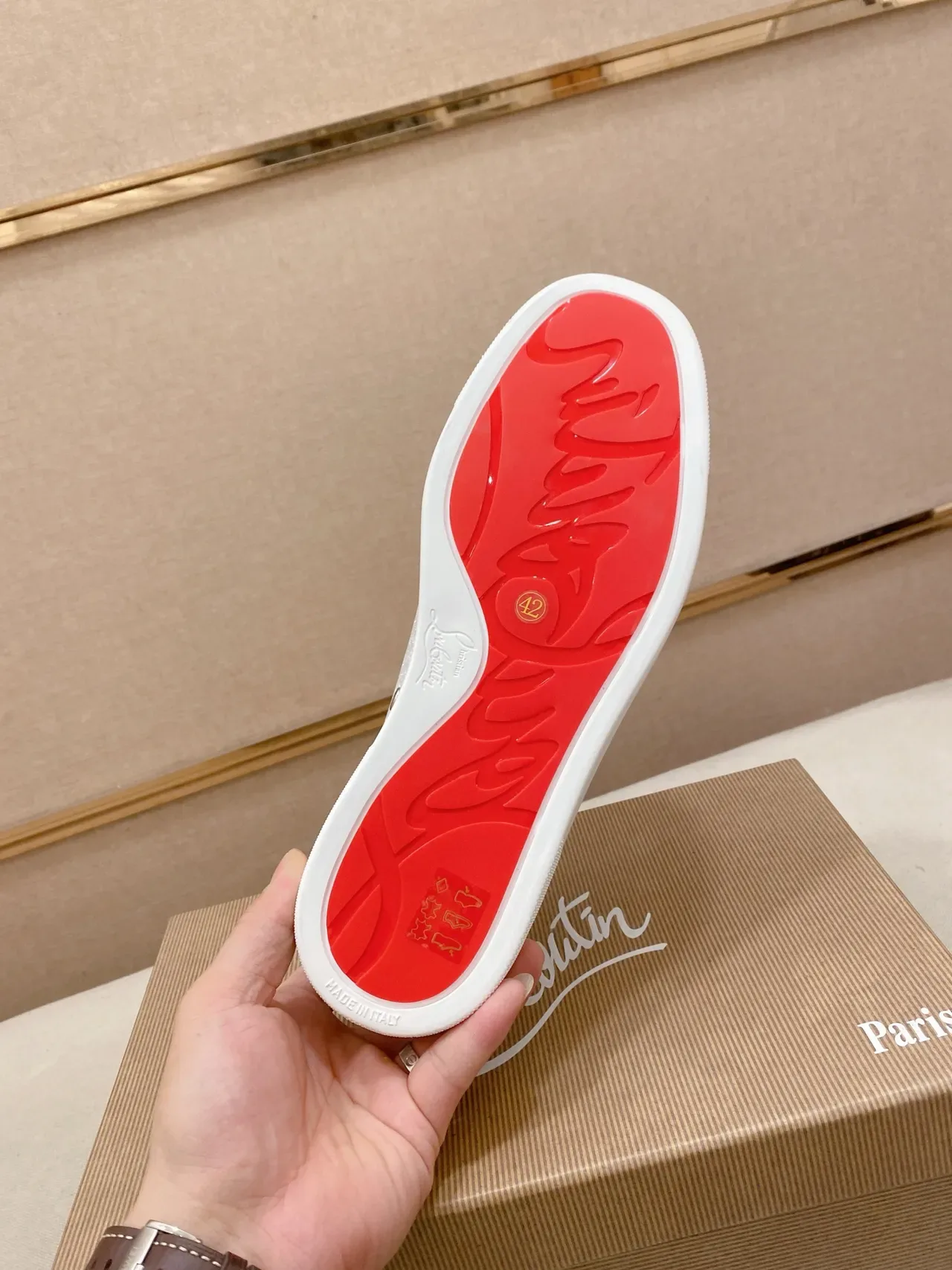 Christian Louboutin فضي أبيض لامع الجزء العلوي مسامير رأس الأصابع حذاء أسلوب حياة 3