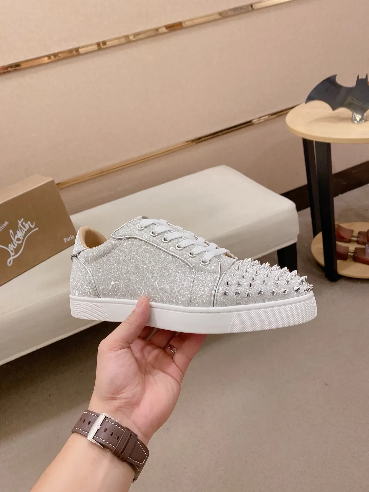 Christian Louboutin فضي أبيض لامع الجزء العلوي مسامير رأس الأصابع حذاء أسلوب حياة 4