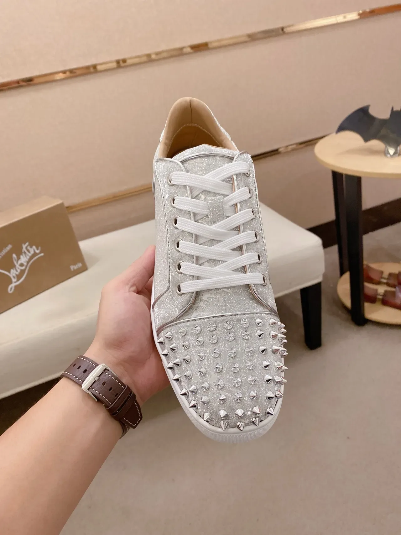 Christian Louboutin فضي أبيض لامع الجزء العلوي مسامير رأس الأصابع حذاء أسلوب حياة 5