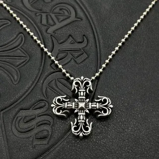 Chrome Hearts सज्जित Fleur de Lis क्रॉस सिल्वर नेकलेस